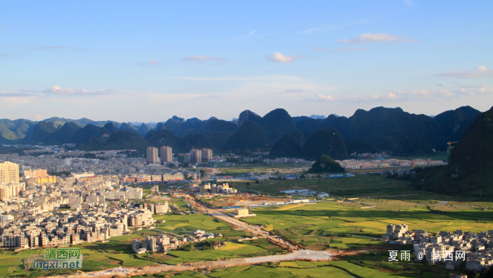 清风易夏景，遍地生秋容。登高送远目，倚阑观群峰。 - 靖西网