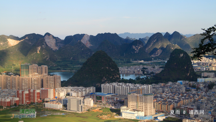 清风易夏景，遍地生秋容。登高送远目，倚阑观群峰。 - 靖西网