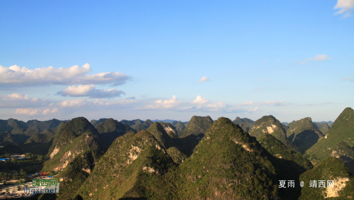 清风易夏景，遍地生秋容。登高送远目，倚阑观群峰。 - 靖西网