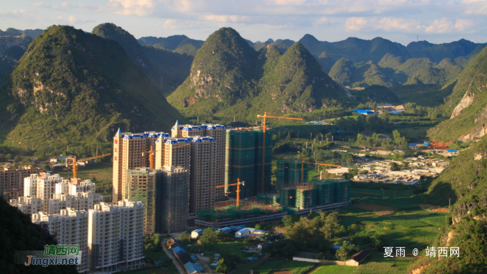 清风易夏景，遍地生秋容。登高送远目，倚阑观群峰。 - 靖西网