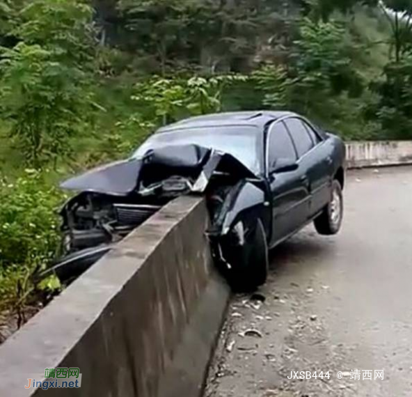 靖西化峒方向又发生恐怖的交通事故.一轿车撞上路边护栏分成两半..严重车祸啊！