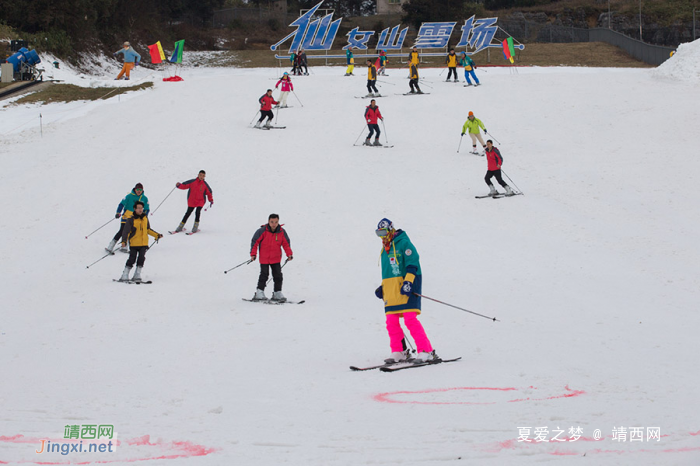 仙女山俄罗斯比基尼美女滑雪--- 一出场就引发尖叫（图） - 靖西网