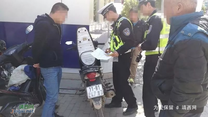 越南男子骑摩托车到靖西市采购，在城区绣球城路口被靖西交警查扣，摩托车悬挂的是白底黑字的车牌