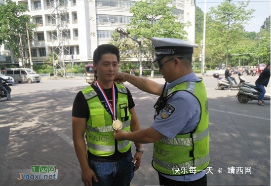 柳州网友现场体验交警执勤 “揪”出酒驾司机(图) - 靖西网