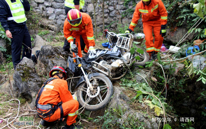 隆林摩托车失控1男子掉入30米天坑，万幸人还活着 - 靖西网