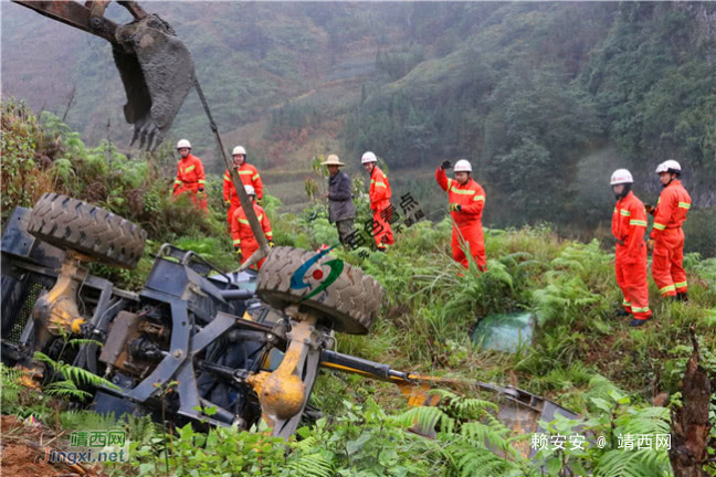 突发！百色那坡县一铲车侧翻下公路 致驾驶员死亡！ - 靖西网