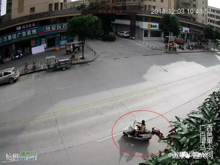 百色街头惊险一幕：2岁男孩不慎从行驶中的电动自行车后座摔下 - 靖西网