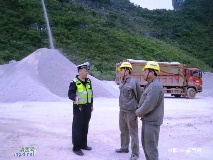 德保交警狠抓扬尘、治理渣土车，为道路交通环境净化护航 - 靖西网