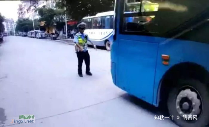 我碾死你们这群人”！柳州一男子违法被处罚，开公交车撞向交警 - 靖西网
