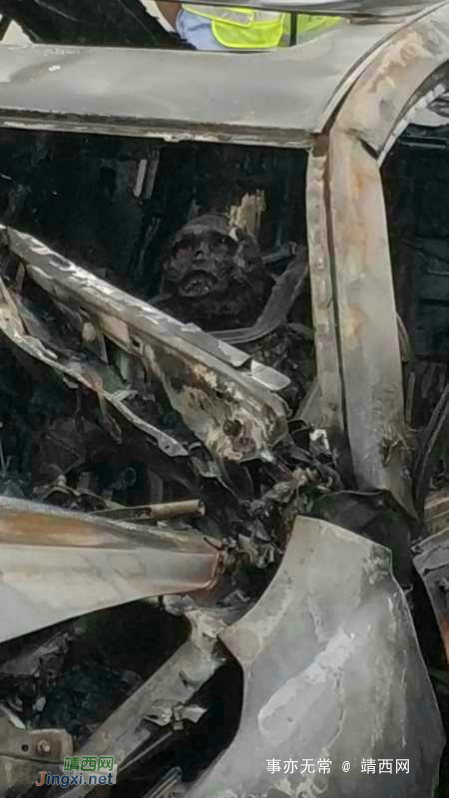 突发！柳州一轿车撞匝道桥墩突然起火，司机不幸被烧身亡 - 靖西网