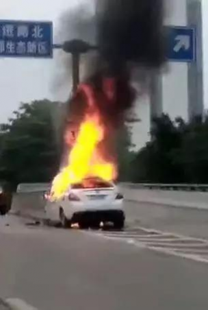 突发！柳州一轿车撞匝道桥墩突然起火，司机不幸被烧身亡 - 靖西网