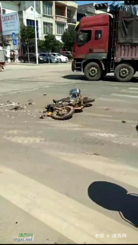 今天下午幸福路与凤凰路交叉路口发生严重车祸，摩托车已粉碎 - 靖西网