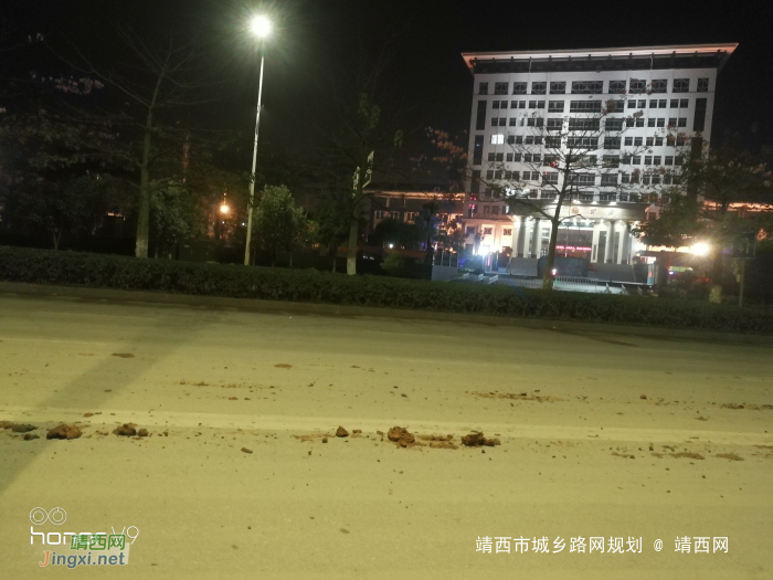 靖西市德爱新区10月31日晚上经过一路泥巴掉落在绣球大道路上 - 靖西网