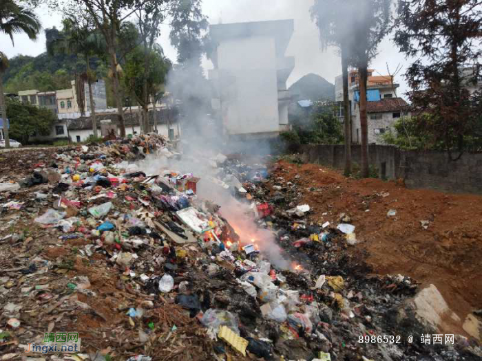 荣劳乡街上，在居民楼附近焚烧垃圾，影响居民生活环境，希望相关部门能及时处理 - 靖西网