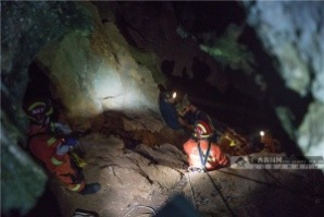 险！来宾男子跌落20米山洞，消防员索降成功施救 - 靖西网