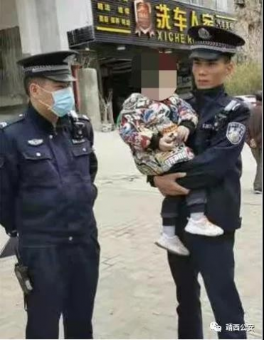 靖西警方找回走失儿童 家长赠送锦旗表示感谢 - 靖西网