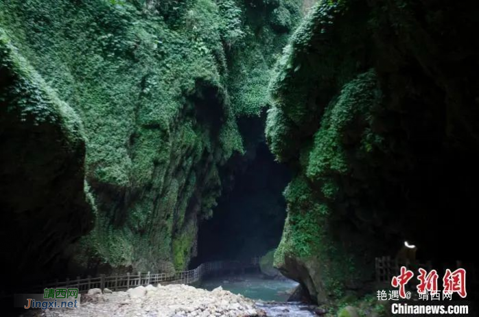 两岸媒体人探秘靖西通灵大峡谷 飞瀑如“一箭穿心” - 靖西网