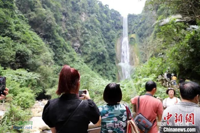 两岸媒体人探秘靖西通灵大峡谷 飞瀑如“一箭穿心” - 靖西网