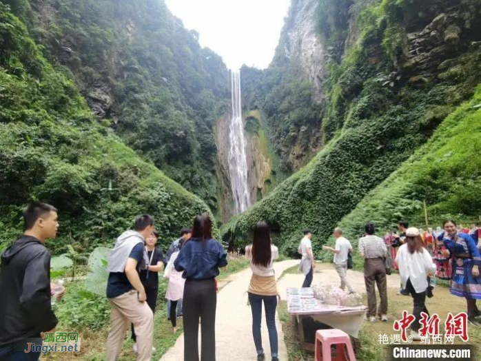 两岸媒体人探秘靖西通灵大峡谷 飞瀑如“一箭穿心” - 靖西网