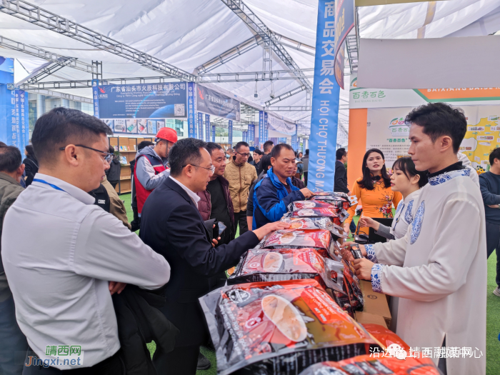 好物受追捧 游客在中国-东盟商品交易会上开启扫货模式 - 靖西网