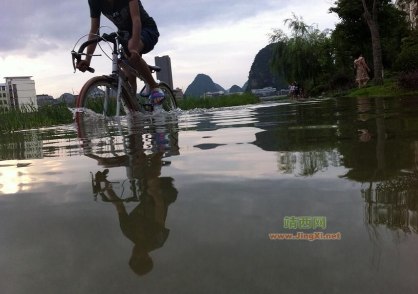 夏季到来，龙潭河水位上涨，涉水徒步成靖西人饭后散步的新方式 - 靖西市·靖西网