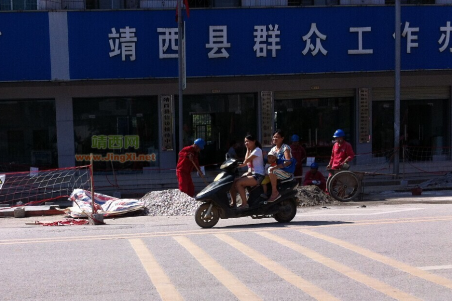 有人骂靖西架电线像织蜘蛛网，也不看一下哥们正在烈日下面操臭水背朝日 - 靖西市·靖西网