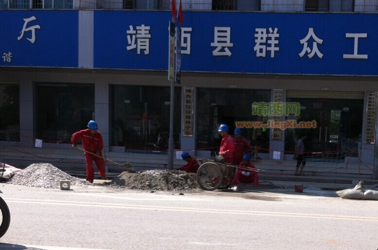 有人骂靖西架电线像织蜘蛛网，也不看一下哥们正在烈日下面操臭水背朝日 - 靖西市·靖西网