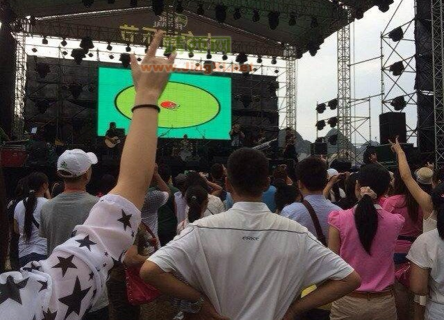 七夕音乐节现场，场外场内满满都是人 - 靖西市·靖西网