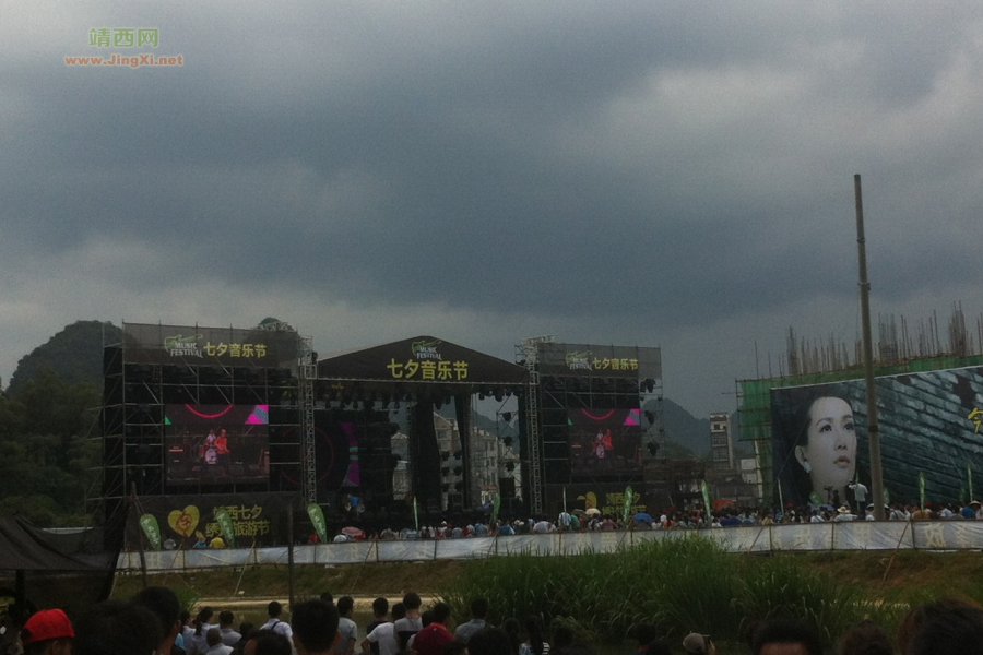 七夕音乐节现场，场外场内满满都是人 - 靖西市·靖西网