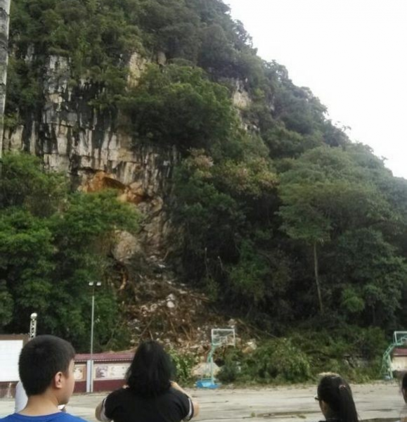 台风引起金山滑坡，二中围墙遭破坏，球场被封 - 靖西市·靖西网