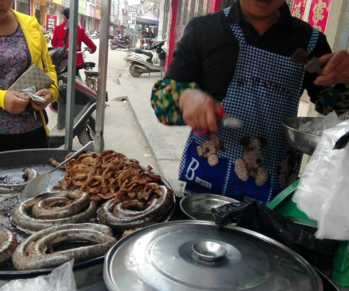 靖西这家猪血肠不错，每次经过都会忍不住买点来吃 - 靖西市·靖西网