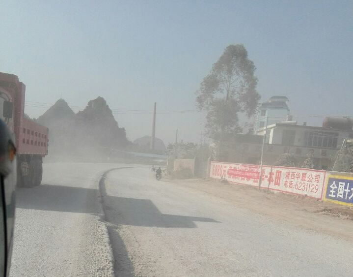 城郊那里可以跟铝厂那段路比了，还立这样一块牌 - 靖西市·靖西网