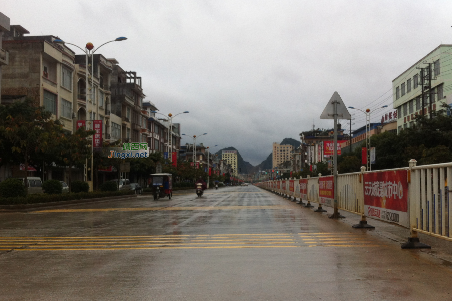 冬天里，阴雨下，手机镜头里的城东路，有些湿，有点泥 - 靖西市·靖西网