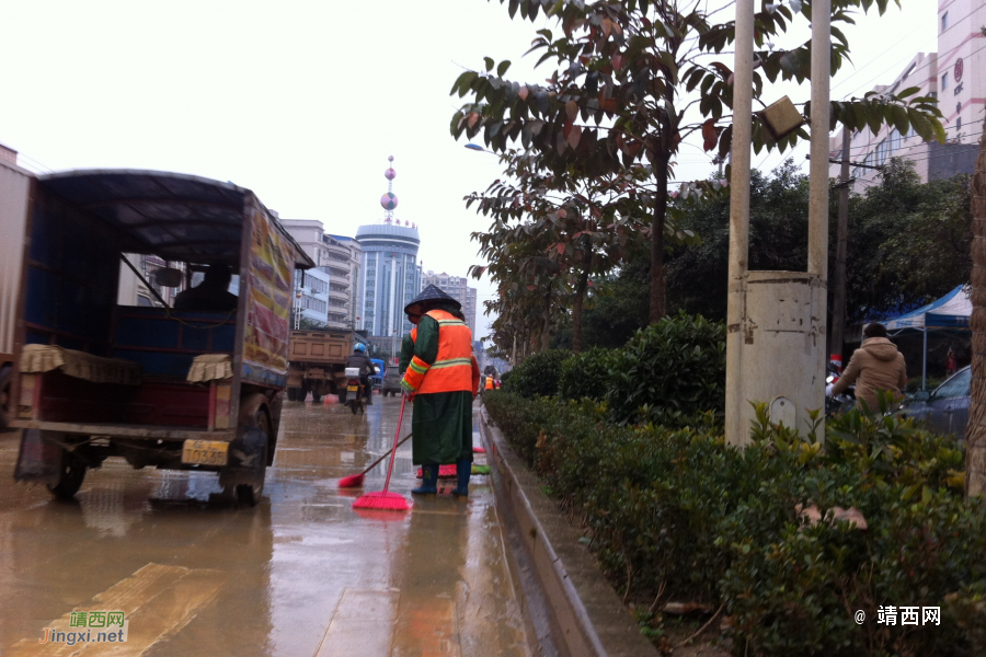 连续几天下雨，城中路全是泥，环卫出动大部队上街清理 - 靖西市·靖西网