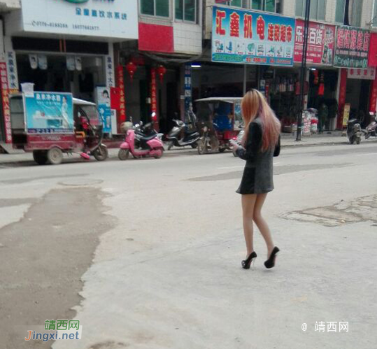 暂且叫你靖西艺术女吧，这种天不穿裤子漏大腿你不冷么？ - 靖西市·靖西网