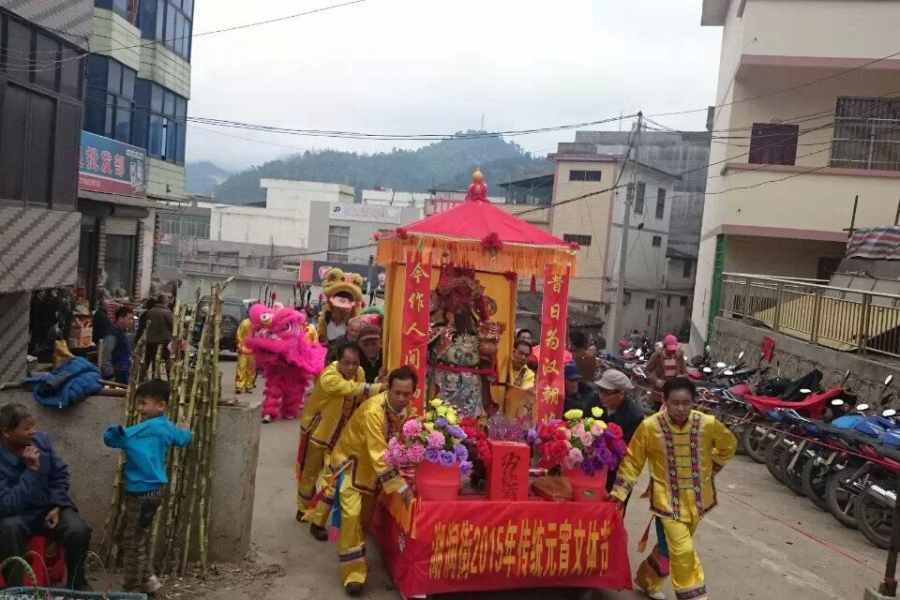 湖润元宵歌圩，爷为了看节目可是就地取材想尽办法 - 靖西市·靖西网