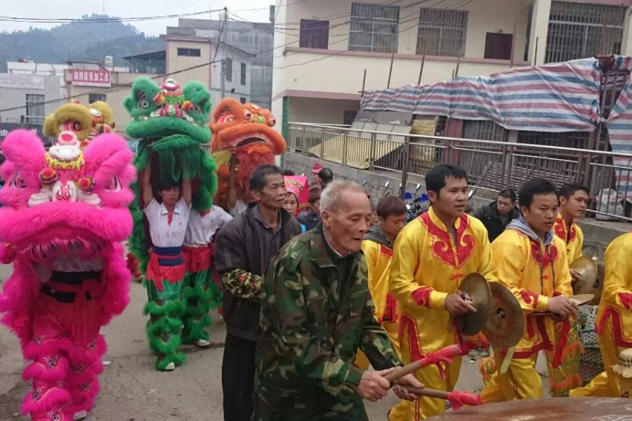 湖润元宵歌圩，爷为了看节目可是就地取材想尽办法 - 靖西市·靖西网