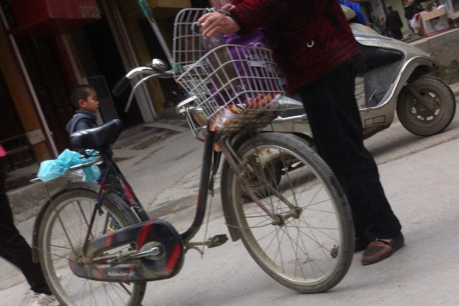 东门路口，电车把骑自行车的老人撞倒了 - 靖西市·靖西网