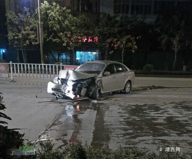 城东路深夜车祸，车头瞬间变废铁 - 靖西市·靖西网