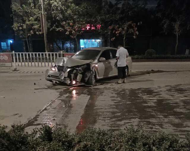 城东路深夜车祸，车头瞬间变废铁 - 靖西市·靖西网