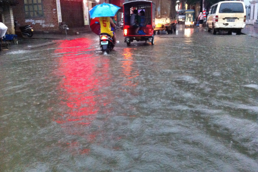 水漫靖西城，一场暴雨过后的壮观景象。靖西暴雨考验靖西雨排能力 - 靖西市·靖西网