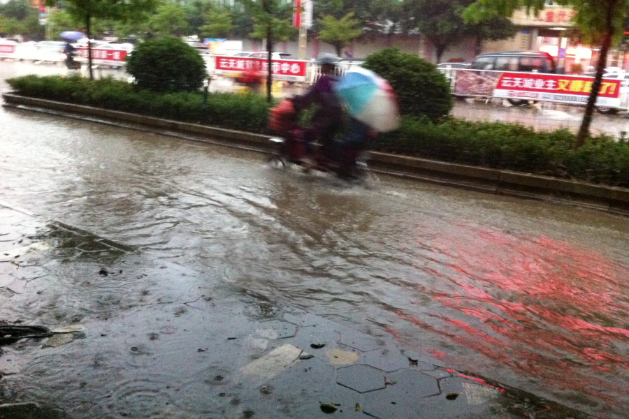 水漫靖西城，一场暴雨过后的壮观景象。靖西暴雨考验靖西雨排能力 - 靖西市·靖西网