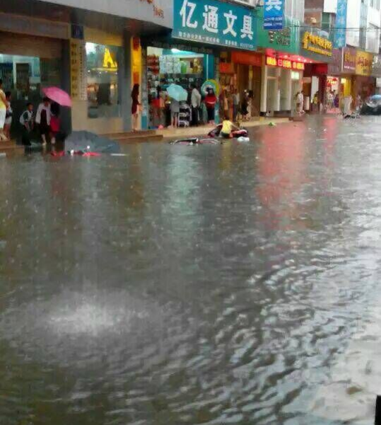 水漫靖西城，一场暴雨过后的壮观景象。靖西暴雨考验靖西雨排能力 - 靖西市·靖西网