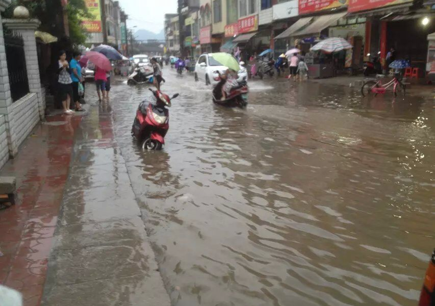 水漫靖西城，一场暴雨过后的壮观景象。靖西暴雨考验靖西雨排能力 - 靖西市·靖西网