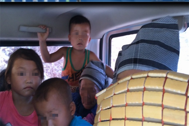 疯狂的超载！7座面包车塞进20人 其中8名小孩 - 靖西市·靖西网
