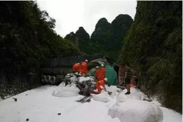 连日雨天，靖西三叠岭发生严重交通事故 - 靖西市·靖西网