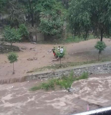 有钱去旅游的雨天别任性，西安秦岭突发山洪9名游客被冲走 2人遇难7人失踪 - 靖西市·靖西网