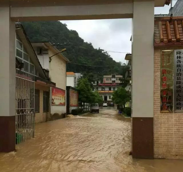 隆林县隆或大雨后的“水灾”，差点人都被冲走了 - 靖西市·靖西网