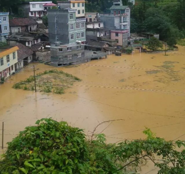 隆林县隆或大雨后的“水灾”，差点人都被冲走了 - 靖西市·靖西网