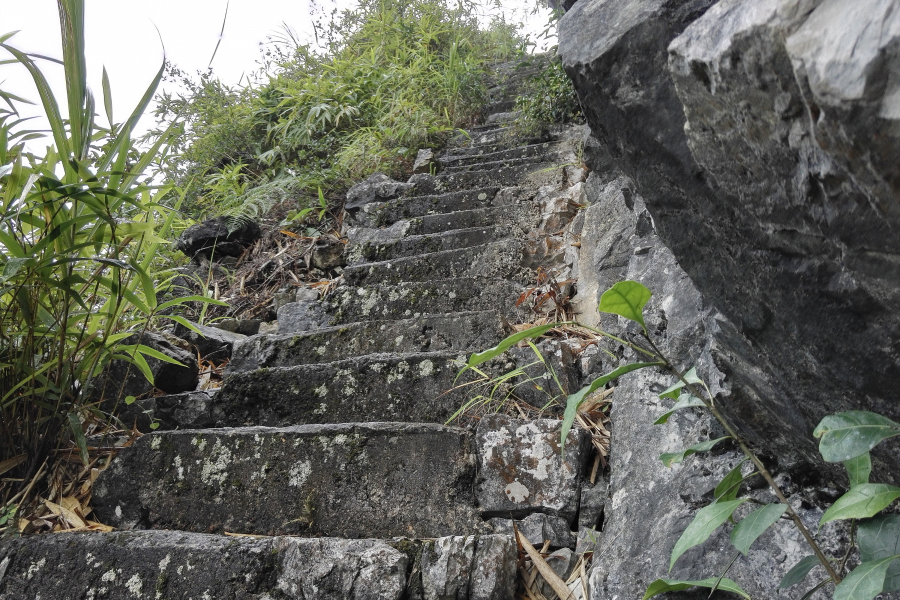 雾气缭绕更显险峻，葛麻古炮台名不虚传。 - 靖西市·靖西网